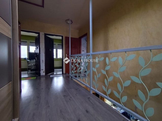 Eladó családi ház, Dunaharasztin 109.9 M Ft, 7 szobás