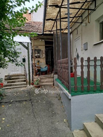 Eladó téglalakás, Pécsett 39.9 M Ft, 2 szobás