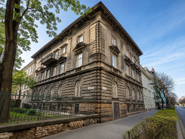 Eladó téglalakás, Budapesten, VI. kerületben 83.9 M Ft, 3 szobás