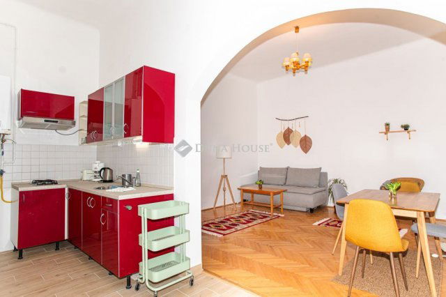 Eladó téglalakás, Budapesten, VI. kerületben 63.9 M Ft, 1 szobás