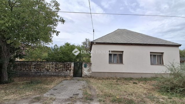 Eladó családi ház, Táton, József Attila utcában 71.9 M Ft