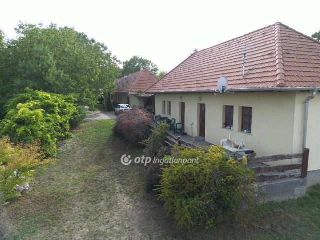 Eladó családi ház, Vértesbogláron 89.9 M Ft, 8 szobás