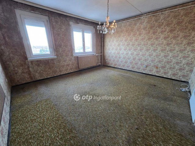 Eladó panellakás, Pápán 26.5 M Ft, 1+1 szobás