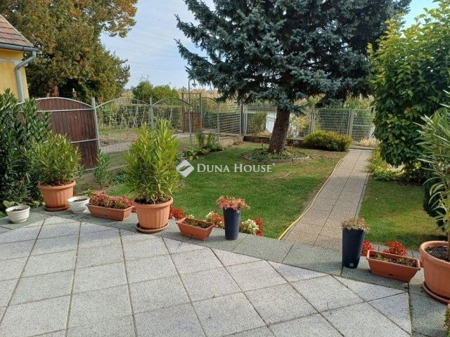 Eladó családi ház, Szigetcsépen 109.9 M Ft, 3 szobás