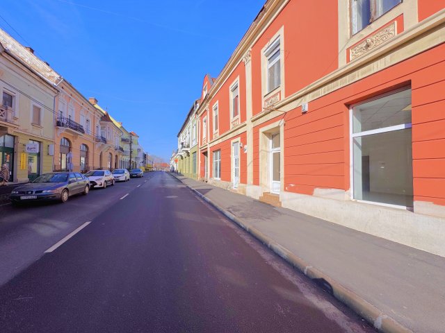 Eladó üzlethelyiség, Bonyhádon, Szabadság téren 29.9 M Ft