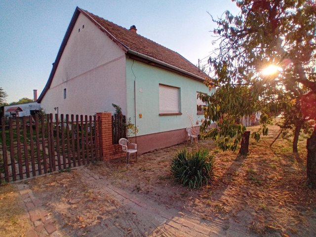 Eladó családi ház, Érsekcsanádon 27 M Ft, 2 szobás