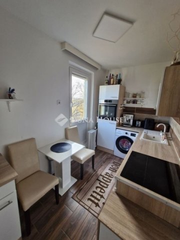 Eladó panellakás, Pécsett 61.99 M Ft, 3 szobás