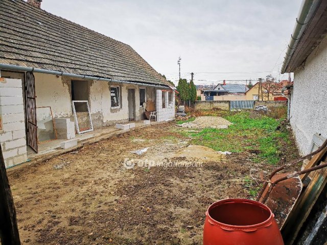 Eladó családi ház, Dunaföldváron 24.9 M Ft, 4 szobás