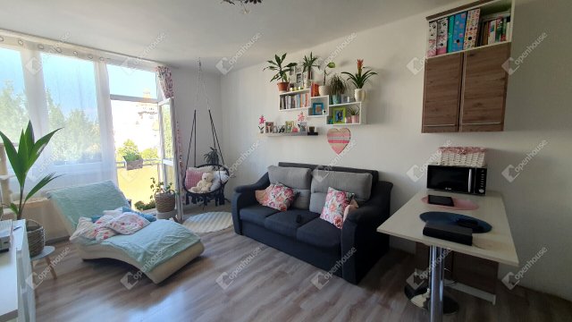 Eladó téglalakás, Hajmáskéren 31 M Ft, 3 szobás