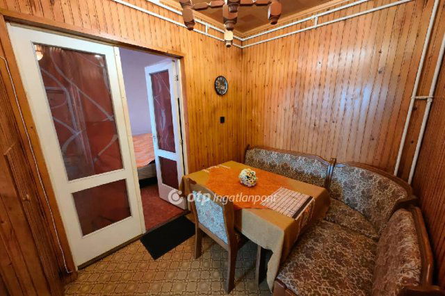 Eladó panellakás, Karcagon 18 M Ft, 1+1 szobás