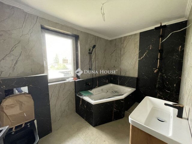 Eladó ikerház, Vecsésen 145 M Ft, 5 szobás