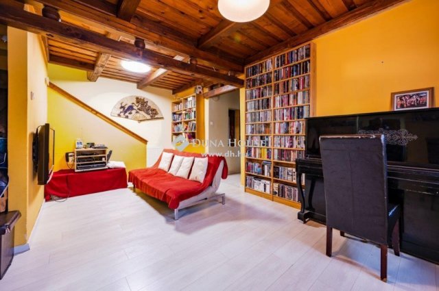 Eladó családi ház, Telkin 159.9 M Ft, 8 szobás