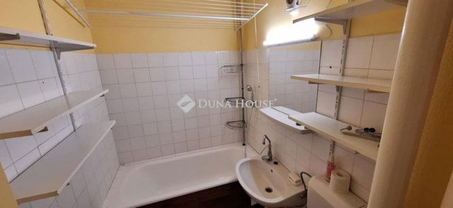 Kiadó panellakás, albérlet, Pécsett 140 E Ft / hó, 2 szobás