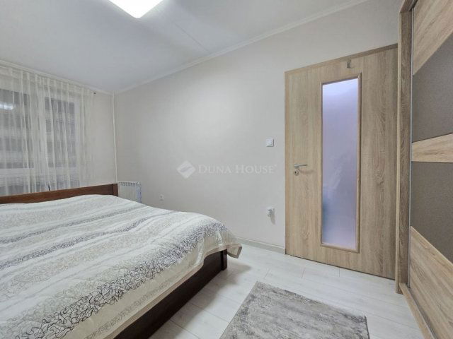 Eladó panellakás, Pécsett 57.9 M Ft, 3 szobás