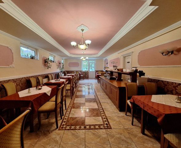 Eladó családi ház, Hévízen 525 M Ft, 19 szobás