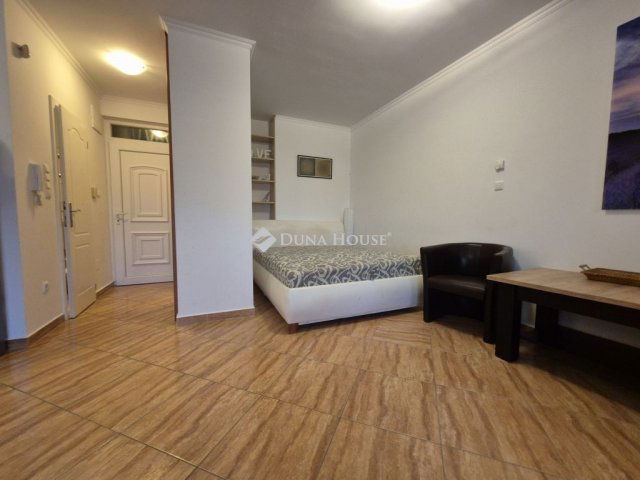 Eladó téglalakás, Siófokon 69.6 M Ft, 1 szobás