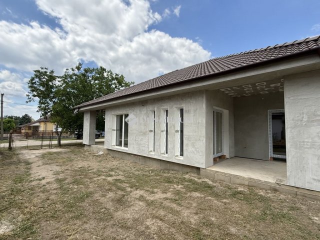 Eladó családi ház, Pusztaszabolcson 79.9 M Ft, 4 szobás