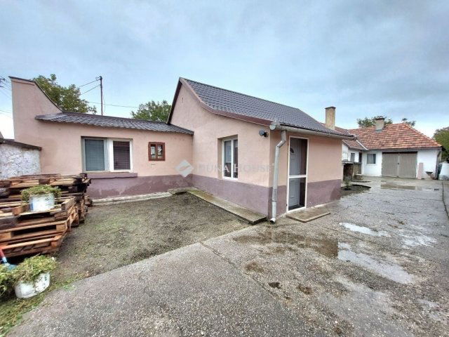 Eladó családi ház, Várpalotán 65 M Ft, 3 szobás