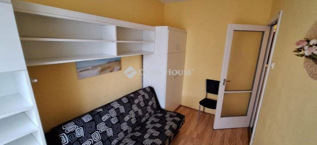 Kiadó panellakás, albérlet, Pécsett 140 E Ft / hó, 2 szobás