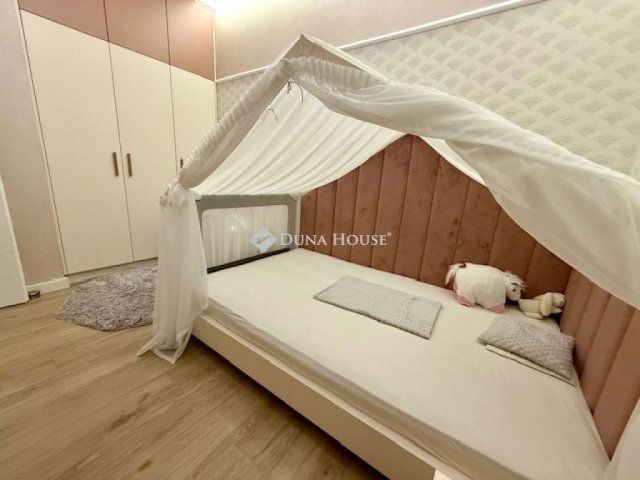 Eladó téglalakás, Pécsett 175 M Ft, 4 szobás