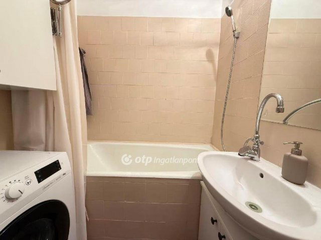 Eladó panellakás, Budapesten, III. kerületben 75 M Ft, 2 szobás