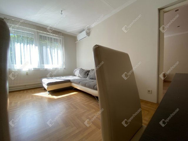 Eladó panellakás, Debrecenben 79.9 M Ft, 4 szobás