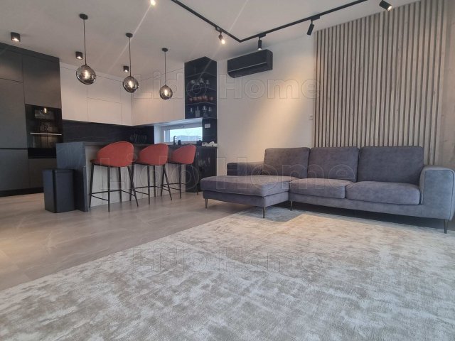 Eladó családi ház, Siófokon 287.8 M Ft, 5 szobás