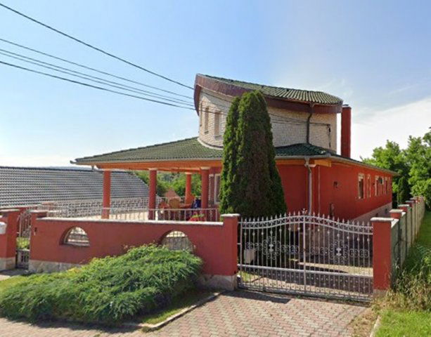 Eladó családi ház, Pécsett 60 M Ft, 5 szobás