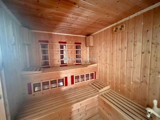 Eladó családi ház, Barcson 203 M Ft, 7 szobás