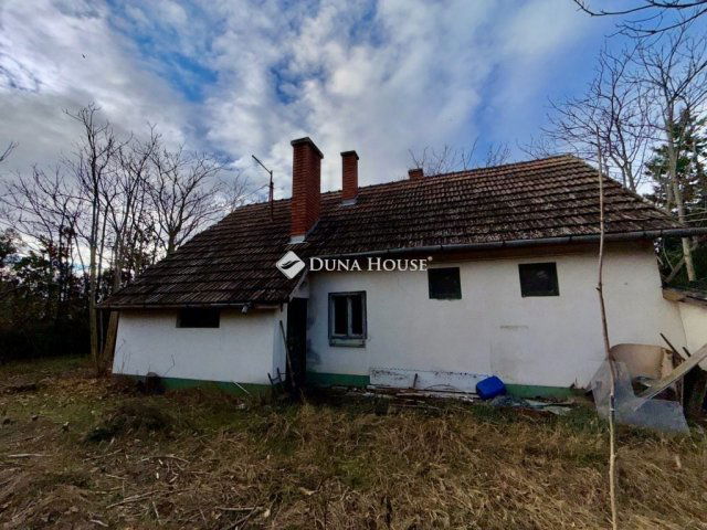 Eladó családi ház, Csemőn 23.9 M Ft, 2 szobás