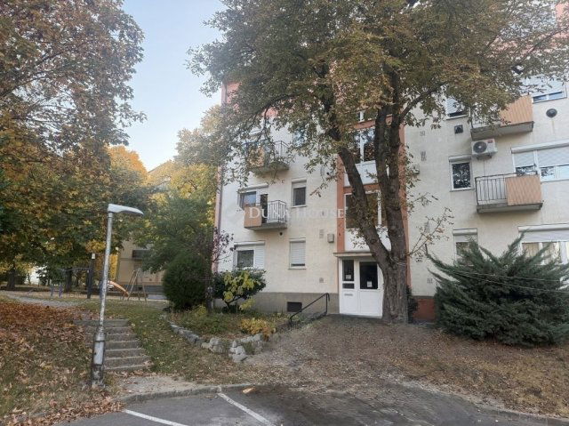 Eladó téglalakás, Pécsett 49.9 M Ft, 2+1 szobás