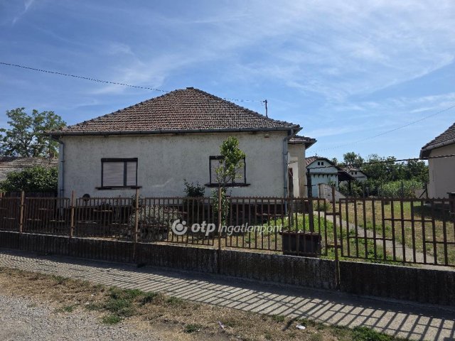 Eladó családi ház, Tiszaszőlősön 30 M Ft, 2+1 szobás
