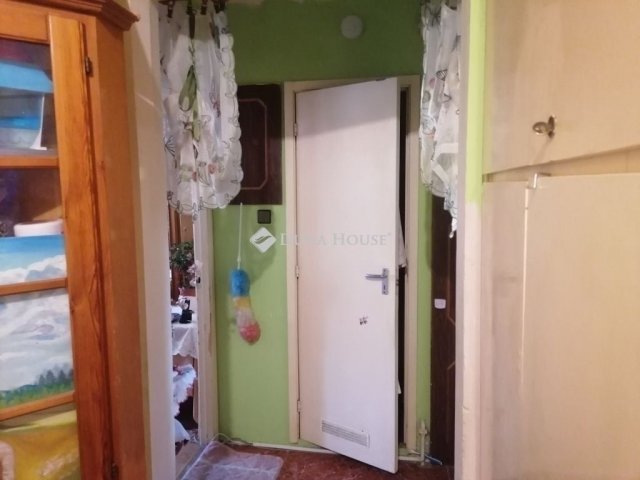 Eladó panellakás, Pécsett 44.9 M Ft, 3 szobás