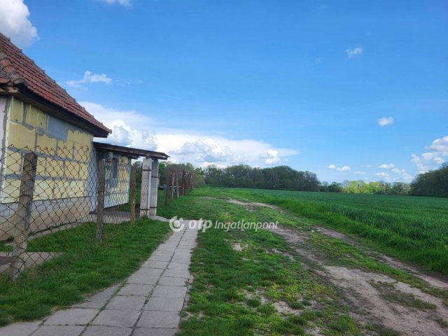 Eladó családi ház, Zsámbokon 16.2 M Ft, 1+3 szobás