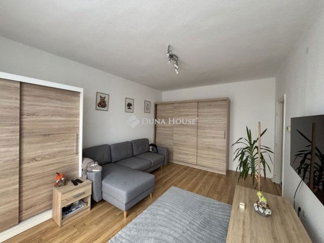 Eladó panellakás, Esztergomban 32.9 M Ft, 2 szobás