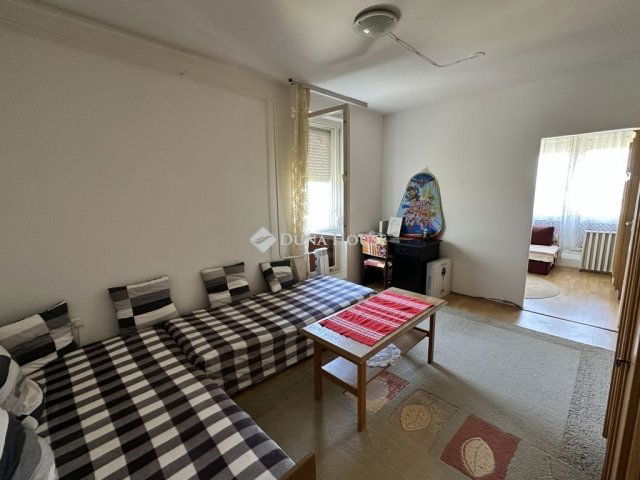 Eladó panellakás, Pécsett 38 M Ft, 3 szobás