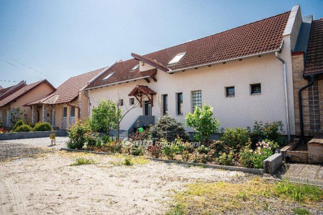 Eladó családi ház, Hatvanban 125 M Ft, 5 szobás