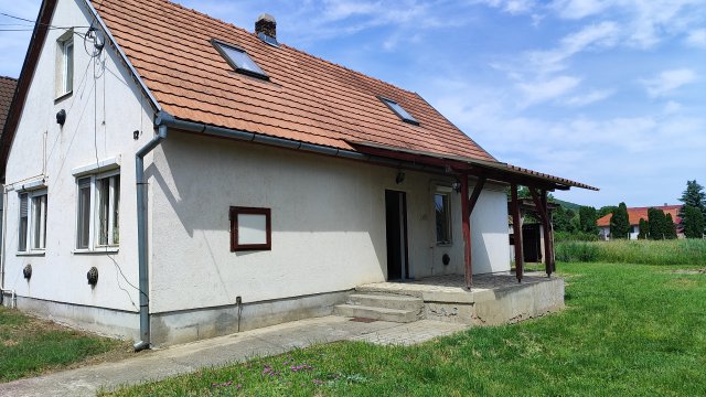 Eladó családi ház, Várdombon 30 M Ft, 4 szobás