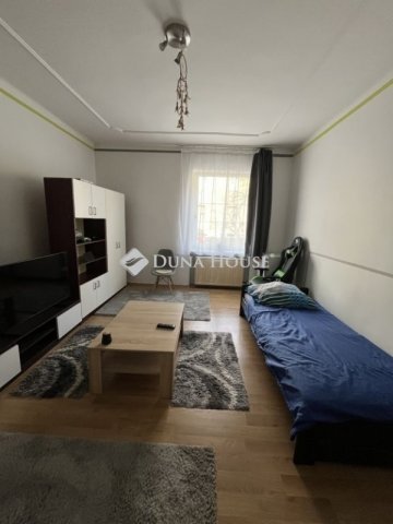 Eladó téglalakás, Várpalotán 36.7 M Ft, 1 szobás