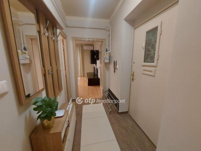 Eladó téglalakás, Pécsett 32.5 M Ft, 1 szobás