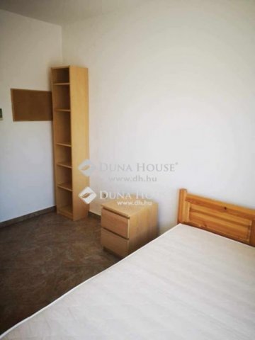 Kiadó téglalakás, albérlet, Pécsett 250 E Ft / hó, 3 szobás