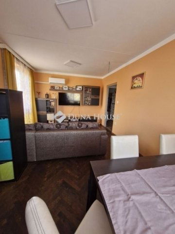 Eladó panellakás, Pécsett 61.99 M Ft, 3 szobás