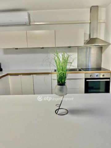 Eladó téglalakás, Komlón 35.4 M Ft, 2 szobás