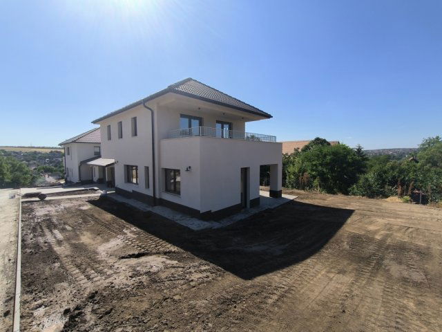 Eladó ikerház, Pécelen 129.9 M Ft, 5 szobás