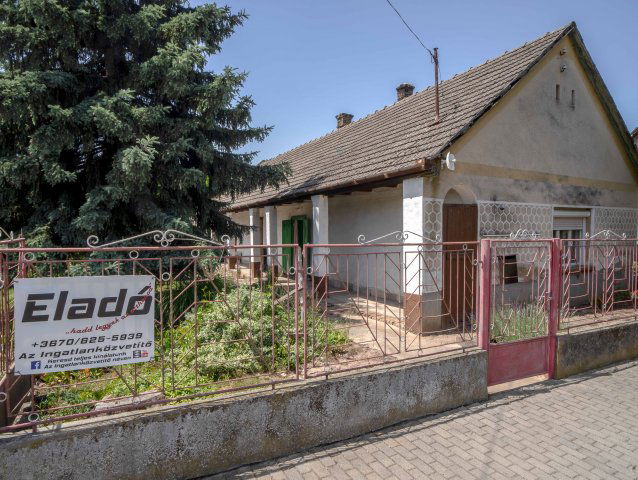 Eladó családi ház, Lajoskomáromban, Köztársaság utcában
