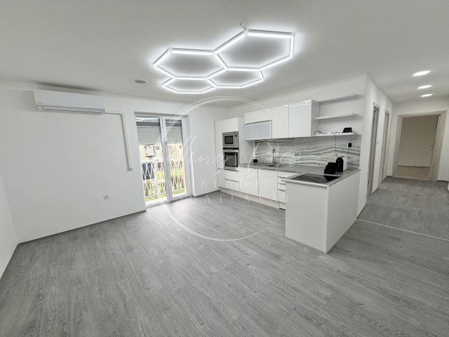 Eladó téglalakás, Komlón 42 M Ft, 2+1 szobás