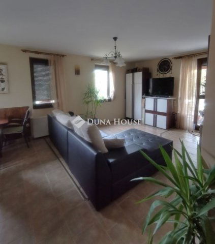 Eladó családi ház, Pécsett 200 M Ft, 5 szobás