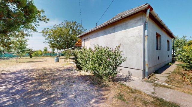 Eladó családi ház, Mezőzomboron 20 M Ft, 2 szobás