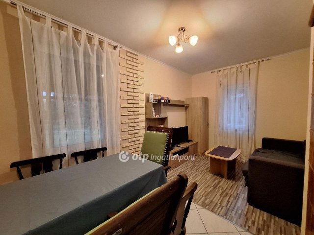 Eladó családi ház, Téten 23.5 M Ft, 2 szobás