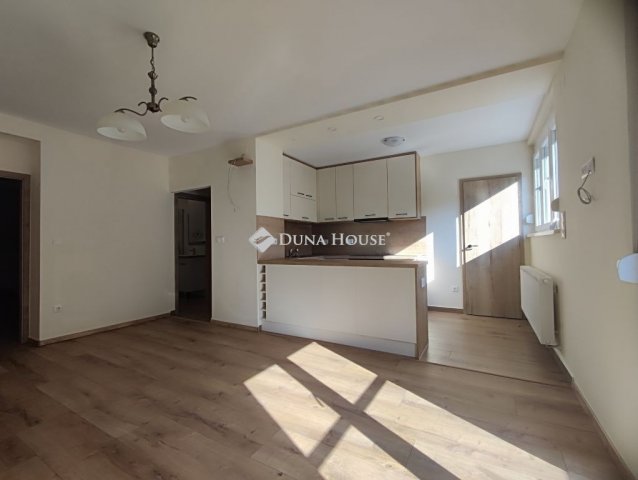 Kiadó téglalakás, albérlet, Pécsett 180 E Ft / hó, 3 szobás